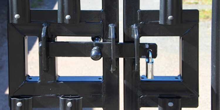 Einfahrtstor mit Sichtschutz-Funktion